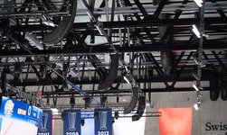 El moderno sistema de rigging del Swiss Life Arena consta de 6 trusses distribuidos por encima de la superficie de hielo y sostenidos cada uno de ellos por 5 polipastos eléctricos de cadena LP1600.