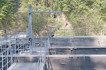 Slewing crane with electric chain hoist Slewing crane with electric chain hoist for waste water treatment plant