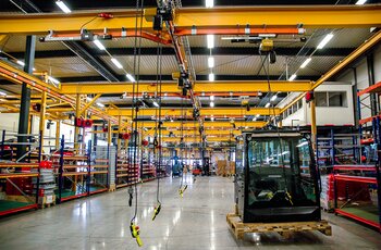 Travelling cranes with electric chain hoists Travelling cranes with electric chain hoists in production hall