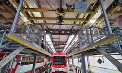 A safety-bound crane system from GIS is used for the maintenance of rail vehicles.