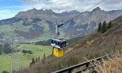 Los ferrocarriles de montaña del Titlis transportan materiales de construcción y otras mercancías desde Gerschnialp hasta el Titlis con sus teleféricos aéreos, equipados con sistemas de transporte bajo carga GIS.