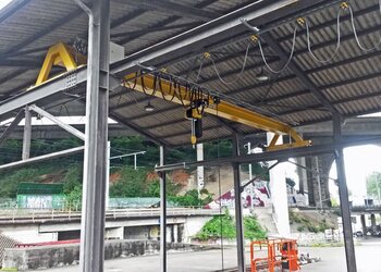 Overhead travelling crane with electric chain hoist Overhead travelling crane with electric chain hoist in external warehouse
