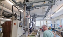 Workpieces are placed in immersion baths by means of an electric chain hoist.