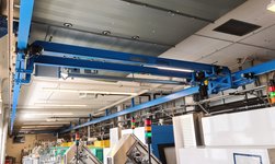 Height-optimised overhead crane for internal logistics in a production plant