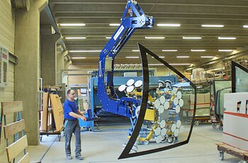 Vacuum lifter with electric chain hoist Vacuum lifter for curved glass