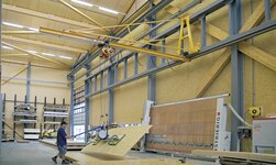 Console crane with electric chain hoist and vacuum lifter lifts wooden panel