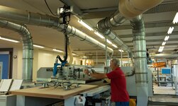 Machine loading by means of vacuum lifter