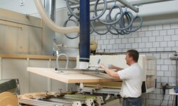 Light crane system with vacuum lifter lifts wooden panel