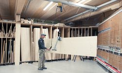 Transporte de paneles de madera con pinzas para paneles