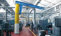 Transport of bobbins with slewing pillar crane