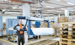 GISKB Crane system with electric chain hoist and gripping mechanism in production facility