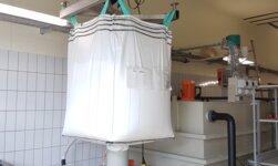 Electric chain hoist with device for moving big bags