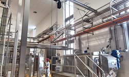 Un lugar de trabajo de producción alimentaria se equipa con una grúa suspendida resistente al óxido