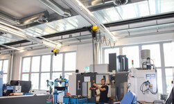 GISKB crane system with electric chain hoist for machine feeding