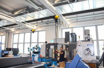 GISKB crane system with electric chain hoists GP GISKB crane system with electric chain hoist for machine feeding