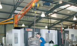 Pillar-mounted slewing crane with electric chain hoist for machine loading