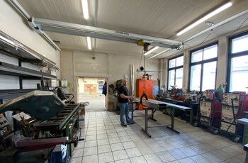 GISKB crane system with intermediate structure and electric chain hoist Light crane system with electric chain hoist in mechanical workshop
