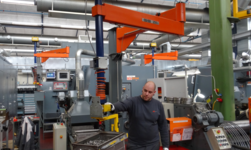 Handling of stacking box made of sheet steel by means of articulated column slewing crane with electric chain hoist handy telescope model