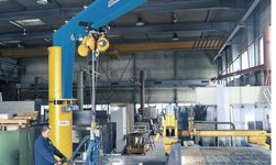 Slewing pillar crane with vacuum lifter lifts large metal plate