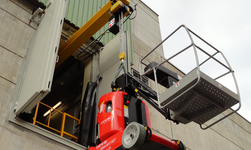 Telescopic overhead travelling crane with electric chain hoist for lifting loads outside