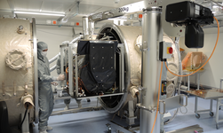 Pillar-mounted slewing crane with GIS electric chain hoist in the clean room of a research laboratory