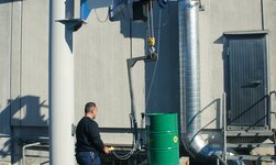 Lifting pallets outside with column-mounted slewing crane and electric chain hoist