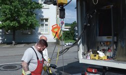 Electric chain hoist GP as lifting aid for sewer maintenance work