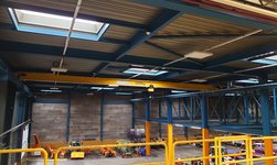 The overhead travelling crane is used to transport machine components and vehicle parts.