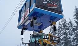 Una máquina de construcción se transporta por la nieve.