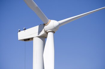 GIS electric chain hoist with 150 m lifting height GIS electric chain hoist lifts load into wind turbine nacelle