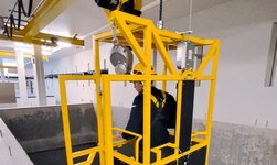 The operator is in the transport cage and starts the lowering process.