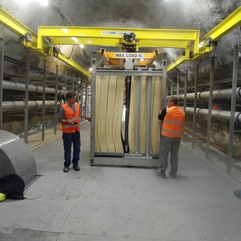 Crane system for transport in narrow tunnel system
