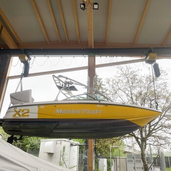 Boatyard crane Synchronous electric chain hoists lift and transport boat