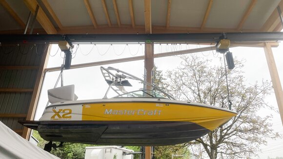 Boatyard crane Synchronous electric chain hoists lift and transport boat