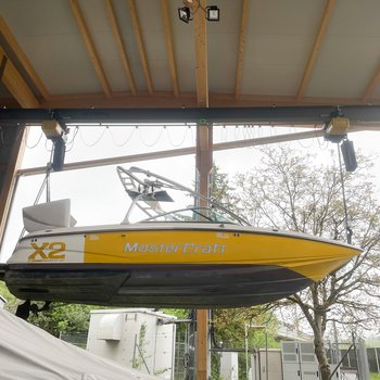 Synchronous electric chain hoists lift and transport boat 