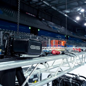 Entertainment chain hoist attached to truss for holding speaker systems