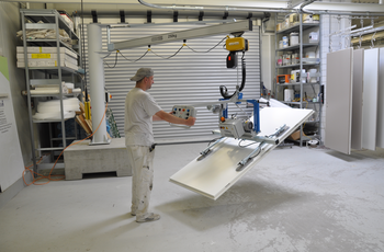 Vacuum lifter GHGE with mobile slewing crane A wooden panel is lifted, turned and moved by means of a vacuum lifter