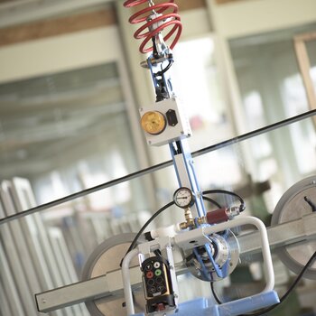 The central control unit with safety manometer, red push handle (releasing the load) and radio remote control