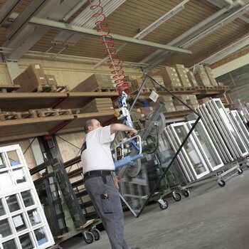 The glass panes can be rotated during the lifting process