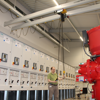 Crane system with height-optimised double crane girder GISKB crane system with intermediate structure on one side for optimum use of space