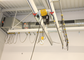Electric chain hoist for 1000 kg S.W.L. Chain hoist is optimally integrated into the crane and offers maximum lifting height