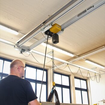 Height-optimised construction with electric chain hoist GIS electric chain hoist and GISKB crane system with intermediate structure and double bridge for optimum use of space