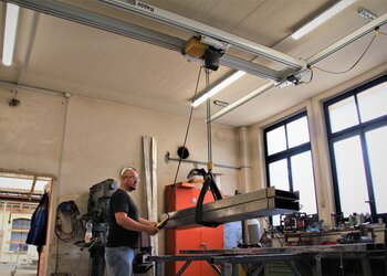 GIS system crane in workshop Crane system with electric chain hoist for the transport of metal beams
