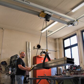 GIS system crane in workshop Crane system with electric chain hoist for the transport of metal beams