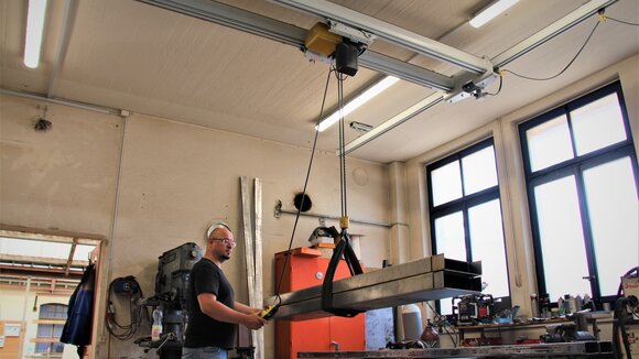 GIS system crane in workshop Crane system with electric chain hoist for the transport of metal beams