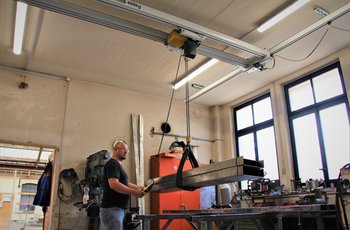 Crane system with electric chain hoist for the transport of metal beams