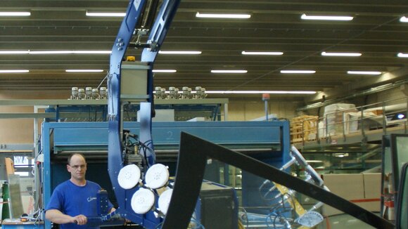 GIS vacuum lifter for curved glass panes Crane system with vacuum lifter for transport of glass panel