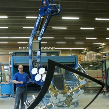 Crane system with vacuum lifter for transport of glass panel