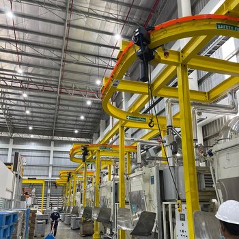 Free-standing auxiliary construction with crane tracks