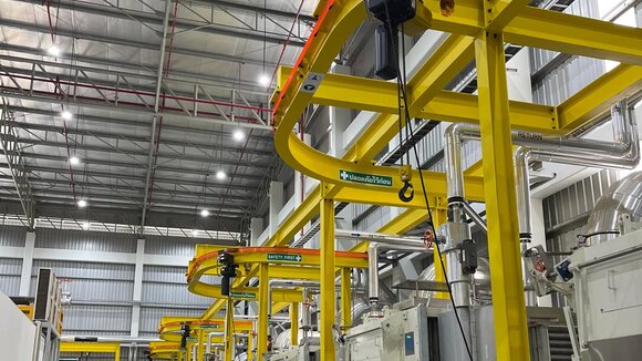 Free-standing auxiliary construction with crane tracks